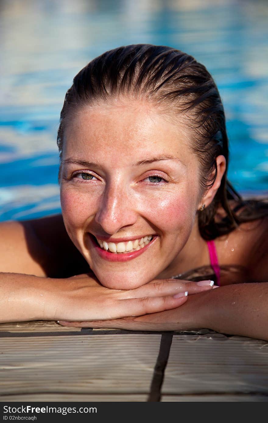 Beautiful natural caucasian woman in pool