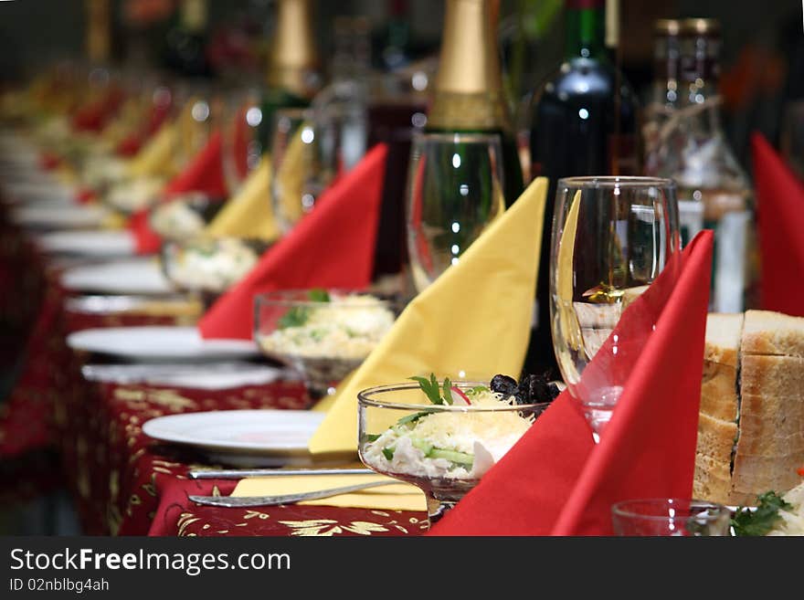 The table covered by a holiday with drinks