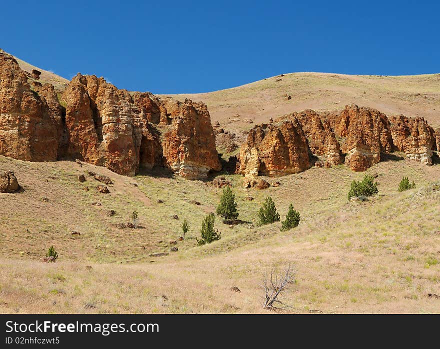 Basalt outcroppings near the town of Clarno, Oregon. Basalt outcroppings near the town of Clarno, Oregon.