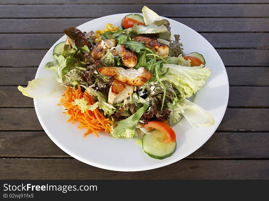 Mixed salad with fried chicken pieces