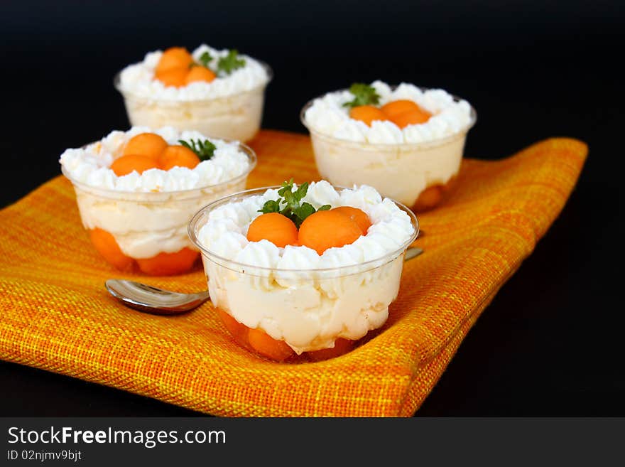 Melon cream with delicious biscuits