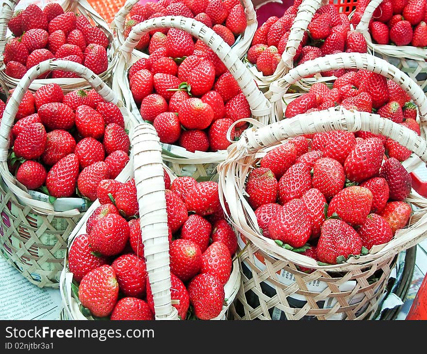 The strawberries in wood baskets