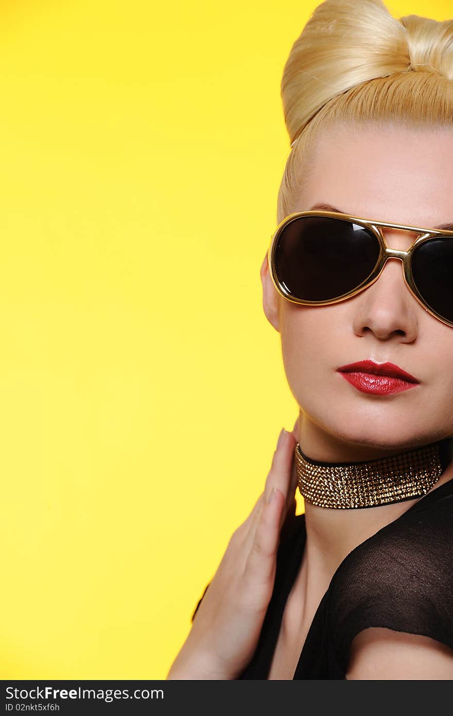 Close-up portrait of a beautiful woman in sunglasses