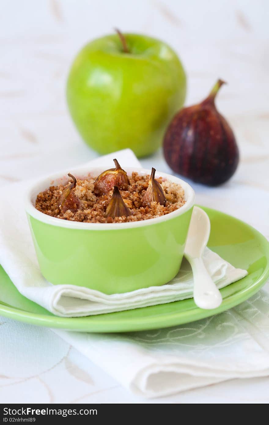 Apple and fig crumble