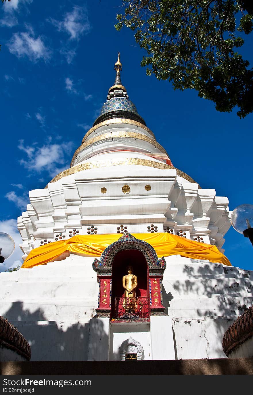 Image of pagoda and blue sky