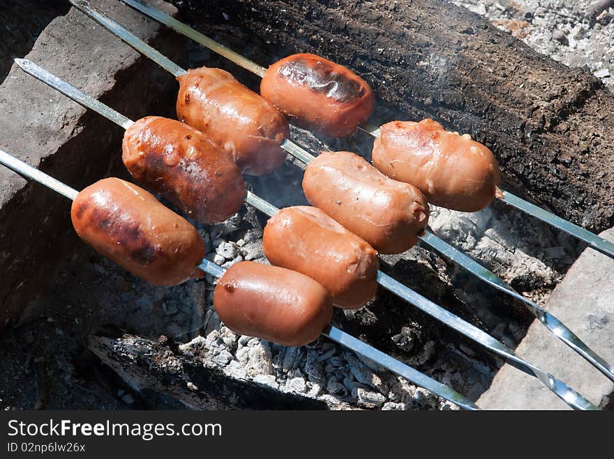 Sausages are prepared on the fire