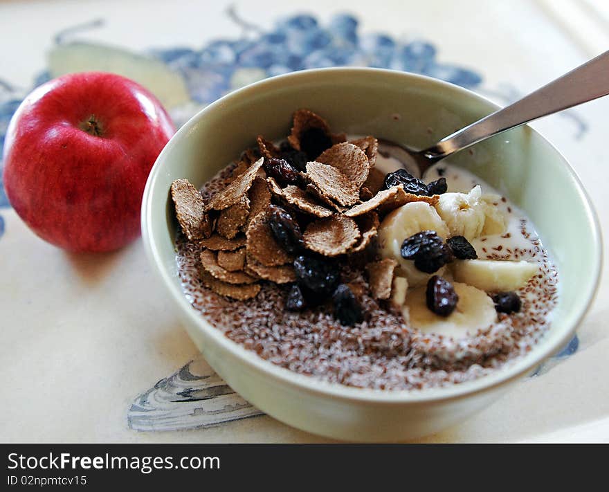 Helthy youghurtbreakfest with cereals and apple