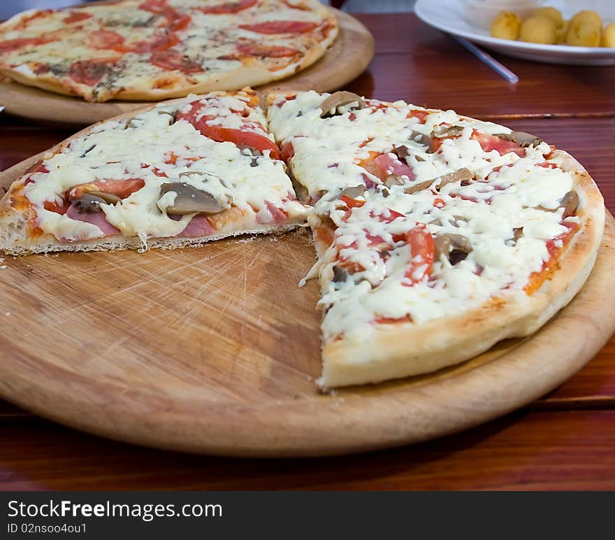 Very tasty pizzas served on wooden cymbal