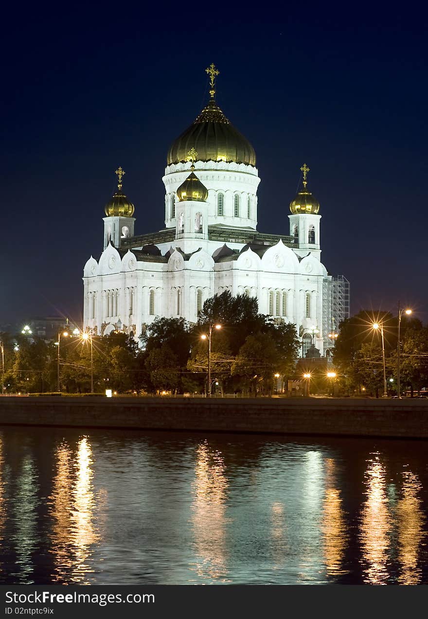 The restored Cathedral of Christ the Savior in Moscow at night