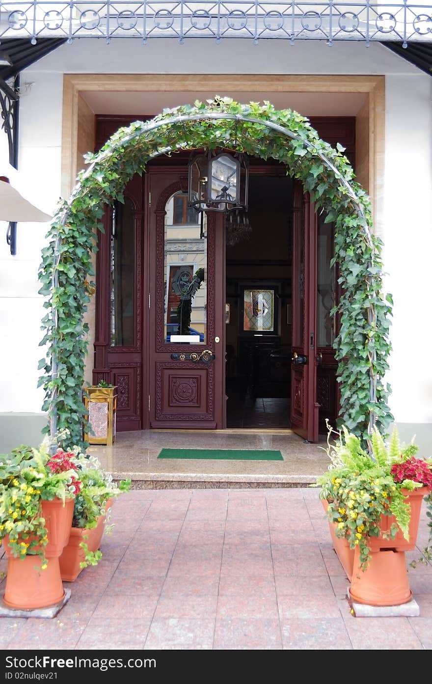 Arch of living plants