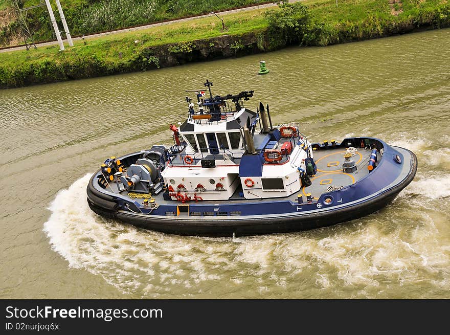 Tugboat accompanies ship in the Panama Channel