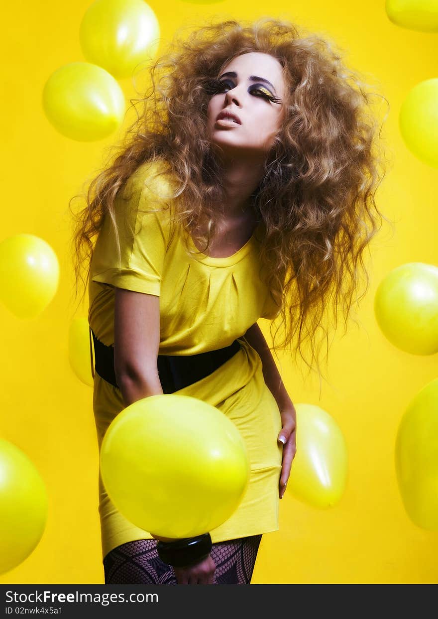 Shot with yellow balloons with the assistance of a hairdresser. Shot with yellow balloons with the assistance of a hairdresser.