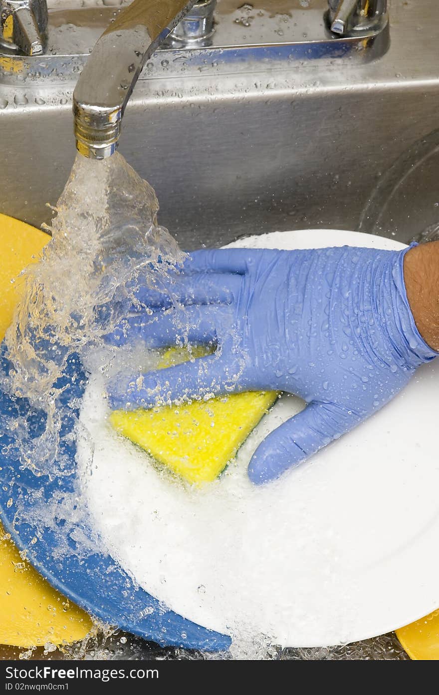 Washing kitchen ware on the silk