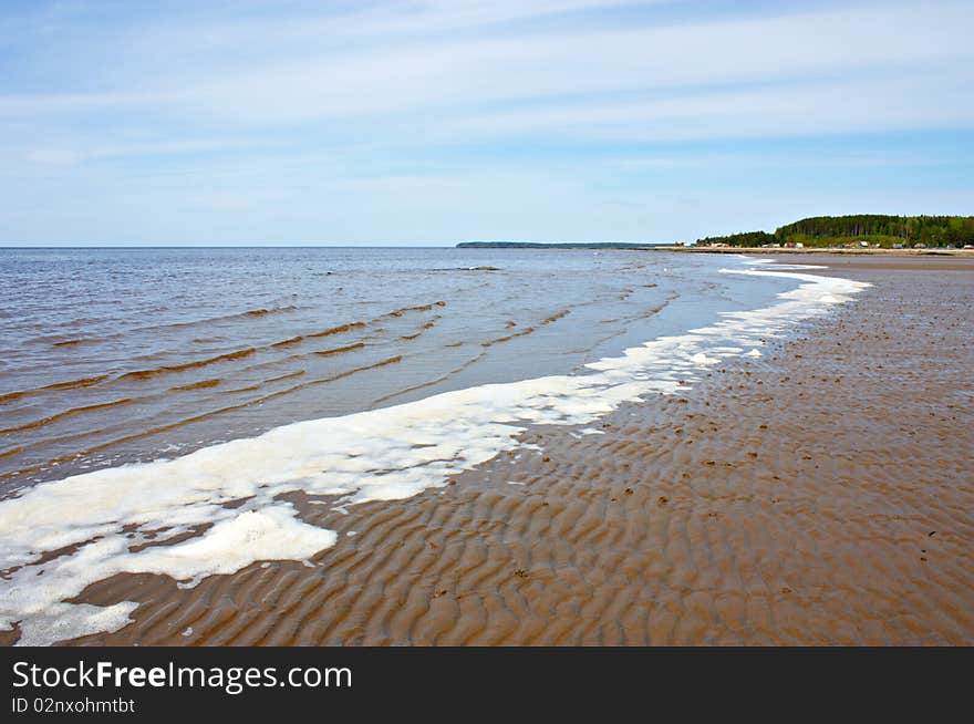 Beach. The tide on the southern coast of the White Sea.