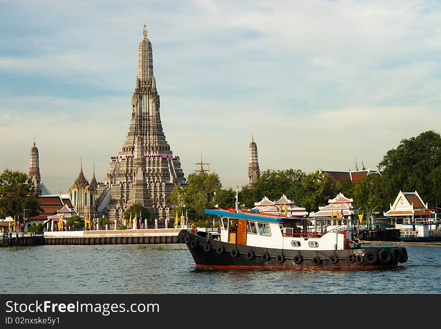 Wat Arun(temple) in Bangkok - River view. Wat Arun(temple) in Bangkok - River view.