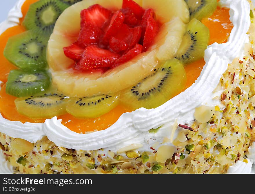 White cr�me Fruit Cake  decorated with kiwi ,pineapple,peach and strawberry