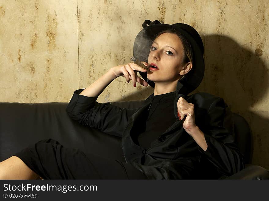 Modell shootig, girl smoking cigarre, retro style with studio light