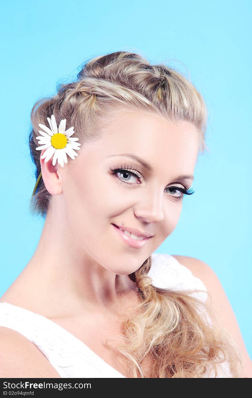 Close-up portrait of a fresh and beautiful woman with camomile.