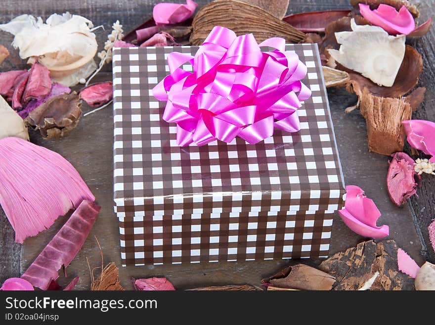 A colorful decorated plate with potpourri and a giftbox