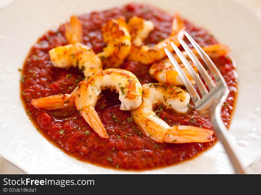 Plate of shrimp roasted with fried tomato