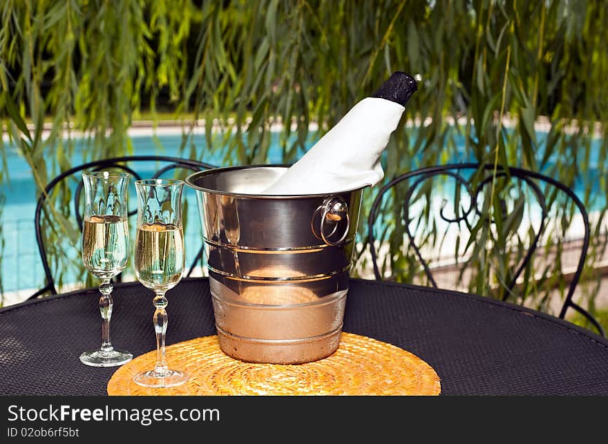 Iced drinks Placed on board in private pools. Iced drinks Placed on board in private pools.