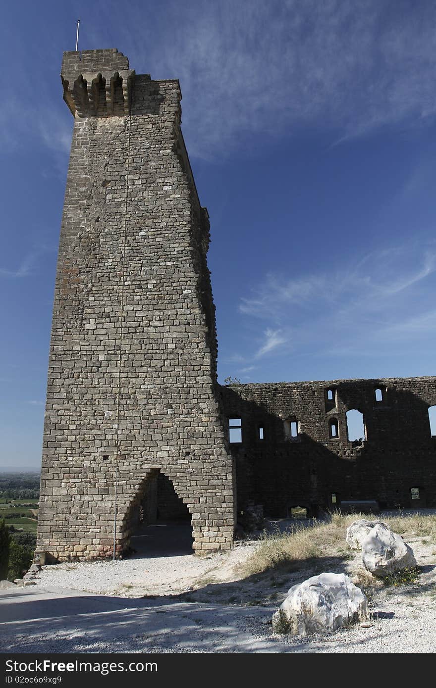 Castle ruin in Châteauneuf-du-Pape