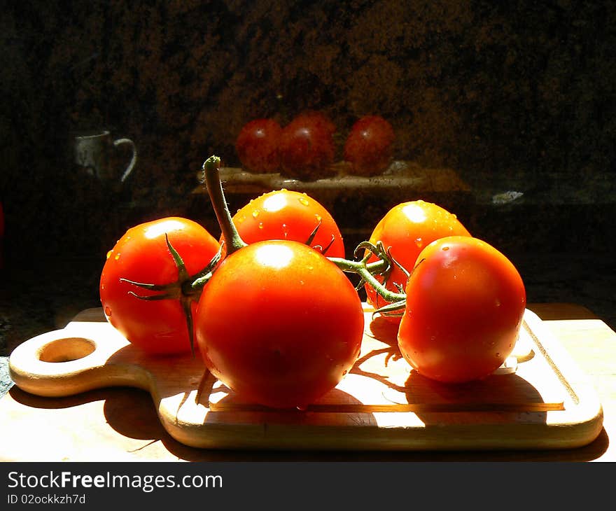 Tomatoes on the platter in the kitchen