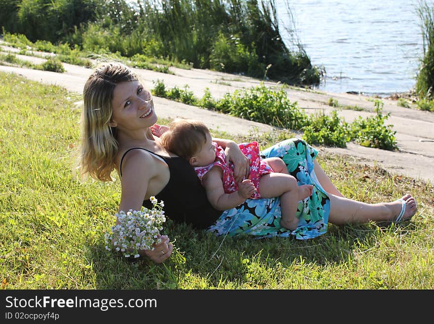 The mum with the daughter lay on a grass