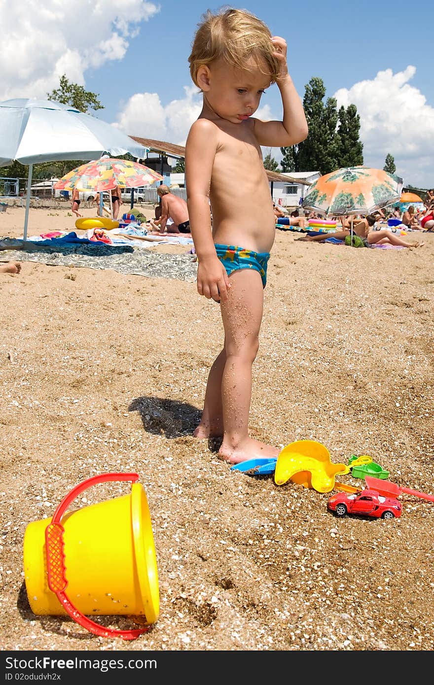 Young kid playing wiht bucket and sand