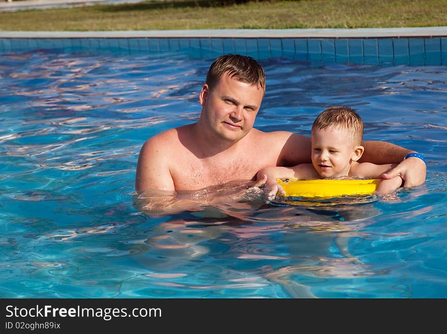 Daddy Learns The Son To Swim