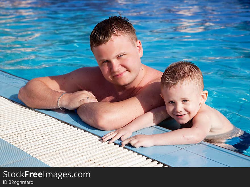 Daddy and the son have leant the elbows aboard pool. Daddy and the son have leant the elbows aboard pool