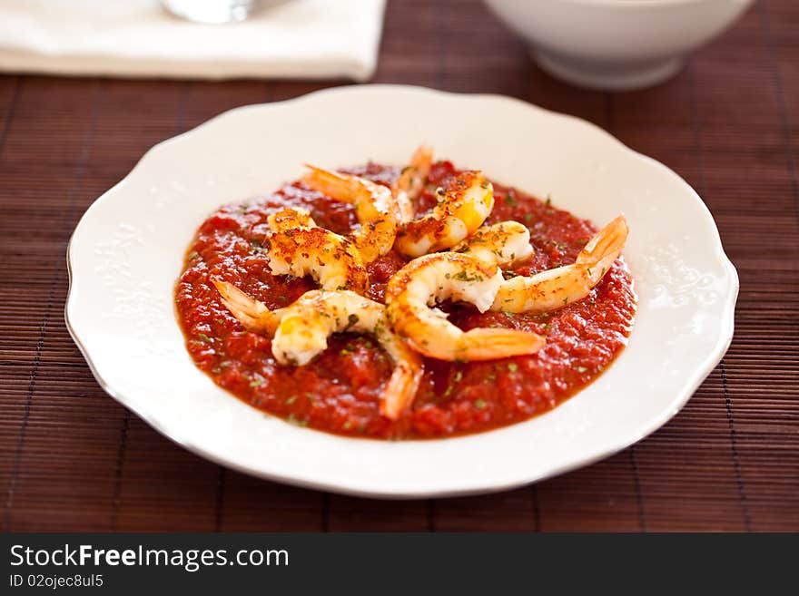 Plate of shrimp roasted with fried tomato