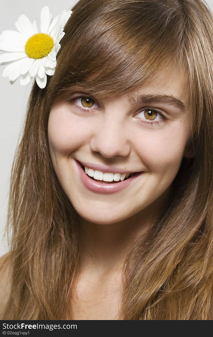 Portrait of fresh and beautiful woman with camomile