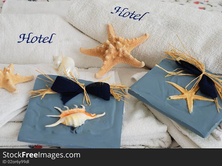 White towels with sea stars and shell