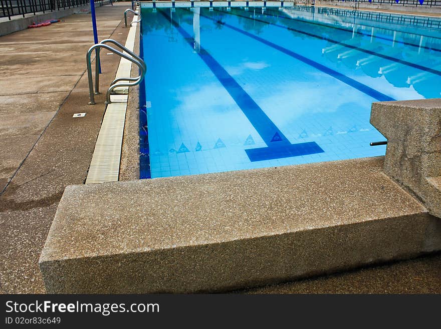 Swimming pool for competition stadium