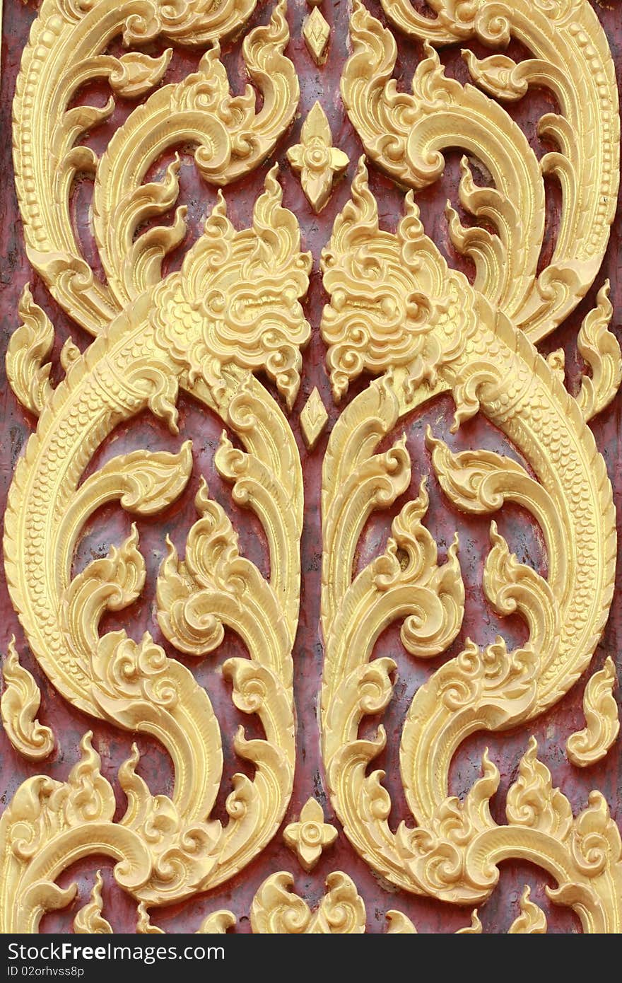 The wood sarve on the door in thaiple. The wood sarve on the door in thaiple