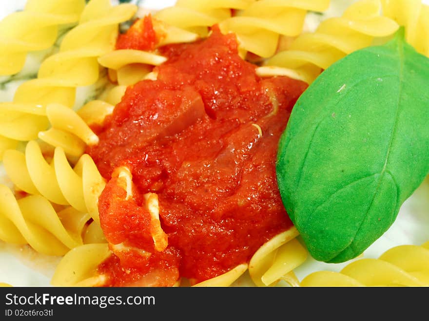 Helical Fusilli with tomato sauce and basil