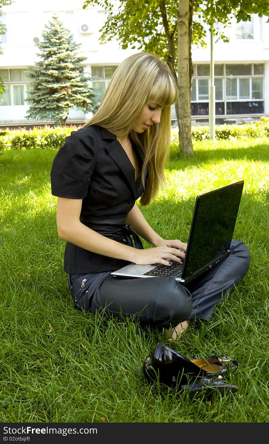 girl in black laptop