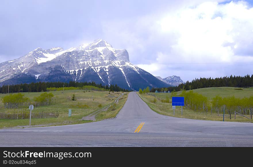 Try not to get killed ojn the highway when taking pictures of mountains!. Try not to get killed ojn the highway when taking pictures of mountains!