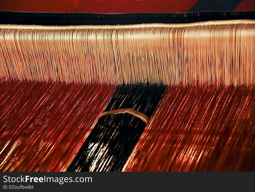 Loom with red and black wool. Loom with red and black wool.