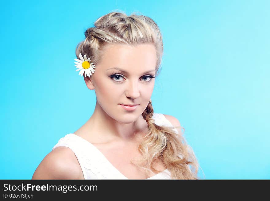 Close-up portrait of a fresh and beautiful woman with camomile.