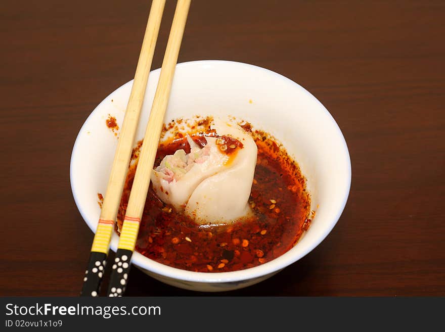 Pictures of the dumpling was just bitten a person, and full of meat and sesame oil outflow seems particularly tasty, people looked great appetite. Pictures of the dumpling was just bitten a person, and full of meat and sesame oil outflow seems particularly tasty, people looked great appetite.