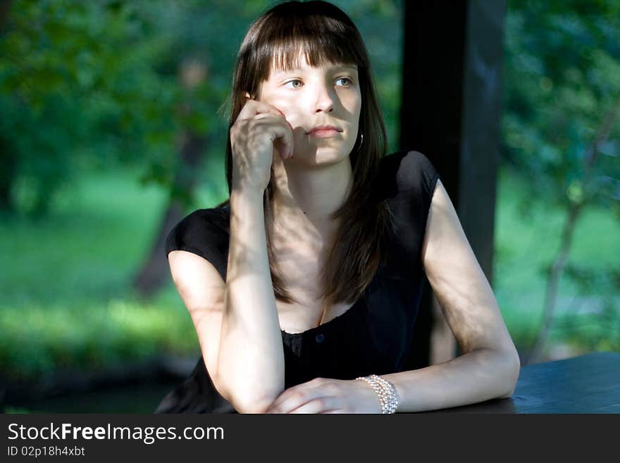 Girl posing outdoor in a cafe