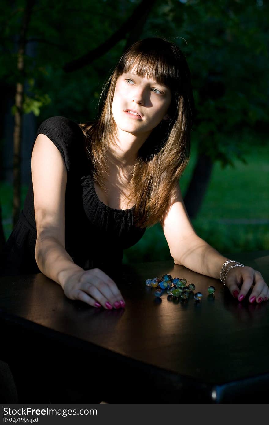 Girl posing outdoor in cafe