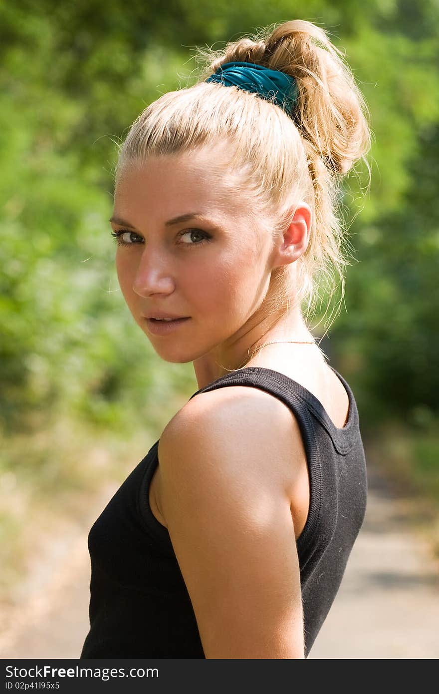 Young girl posing outdoors at day