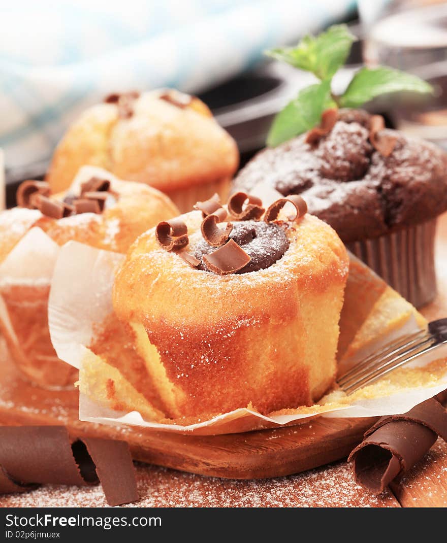 Sponge cakes with chocolate center and muffins