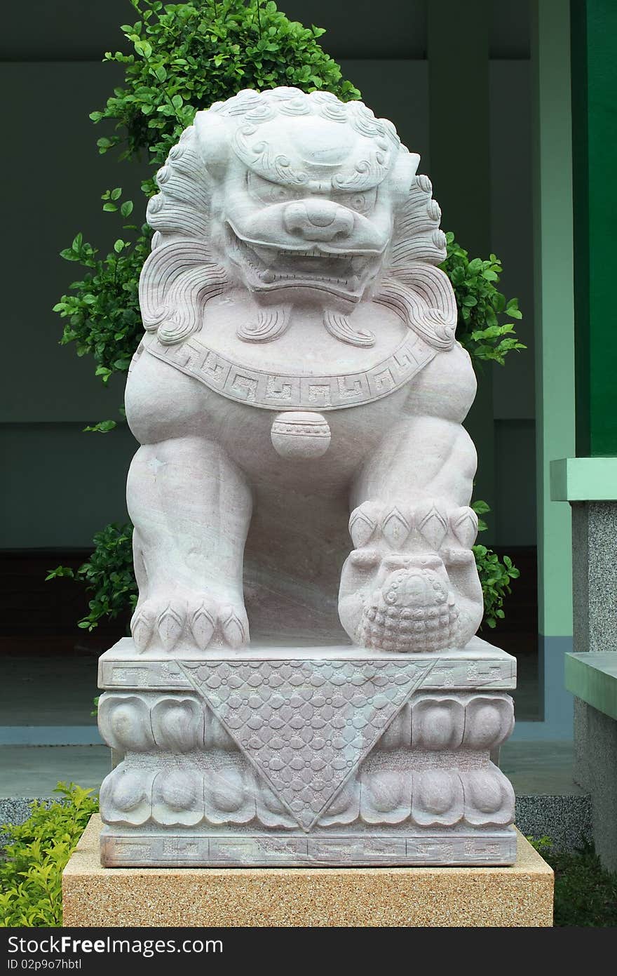 White pink granite Chinese lion statue