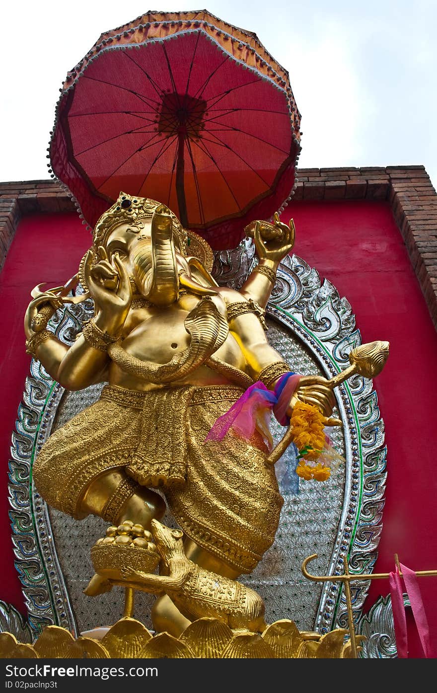 Image of ganesh statue standing