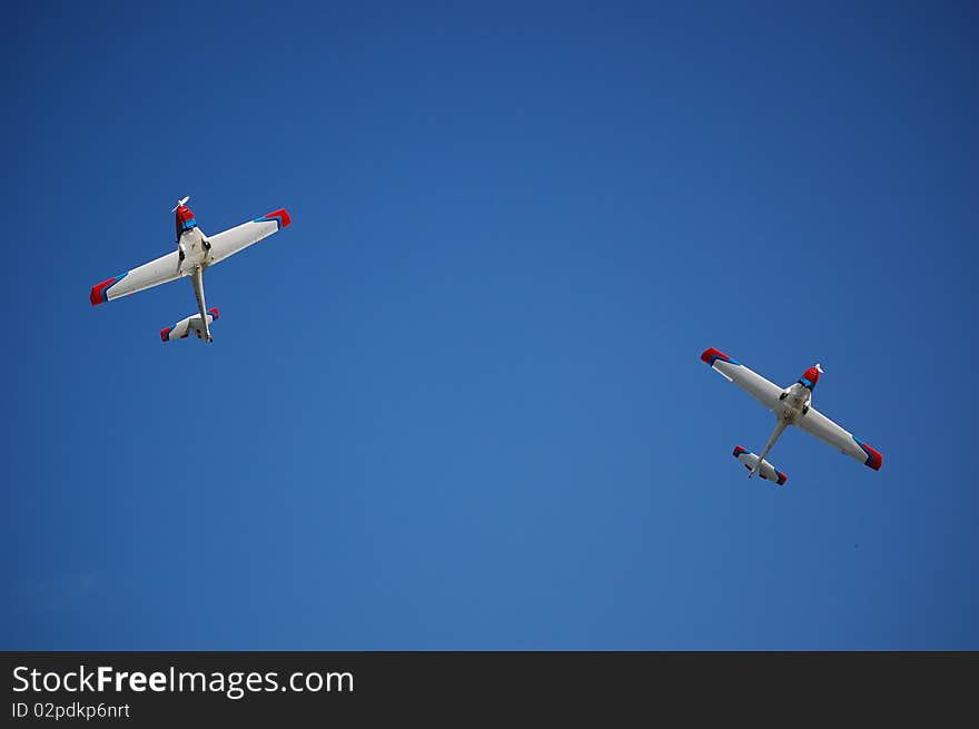 2 airplanes departing on an evening blue sky