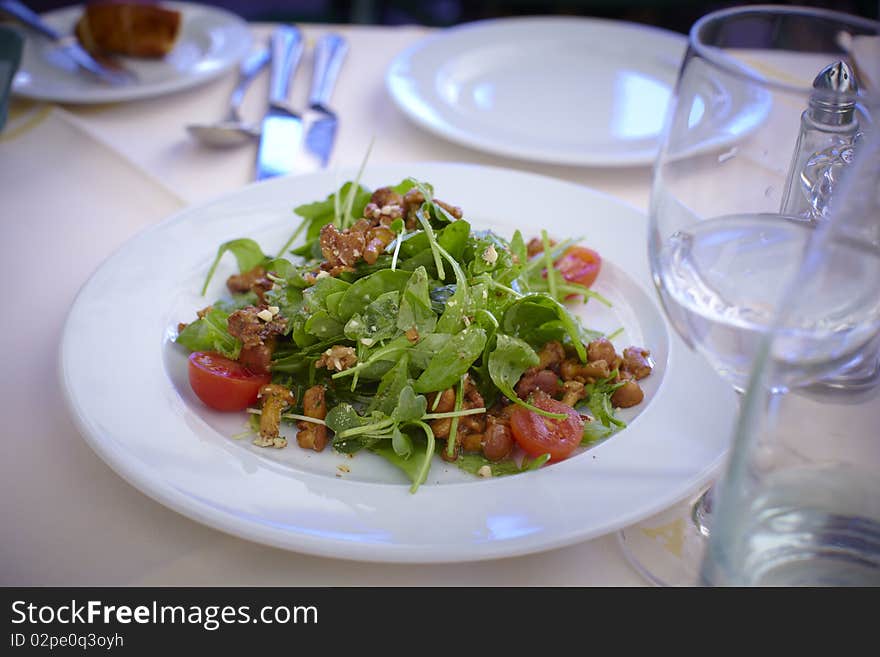 Salad with wild mushrooms and tomatoes